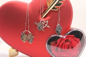 CIONDOLO CUORE ANATOMICO DOPPIO ARCO E FRECCIA ARGENTO RODIATO S.VALENTINO EXPLO - Foto 1 di 23