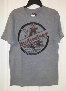 New Budweiser Anheuser-Busch King of Bottled Beer Classic Vintage Logo T-Shirt - Foto 1 di 3