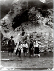Un groupe de randonneurs, les pieds dans l eau, 1906 Vintage silver print  T
