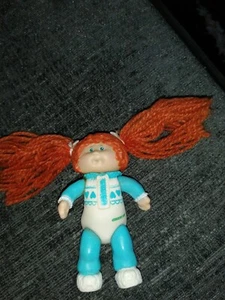 Niedlicher Vintage Kohlaufnäher Kinder beweglich Minifigur Brünette Mädchen im Pyjama - Bild 1 von 6