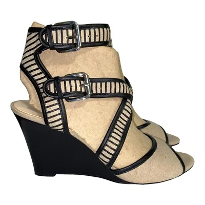 Sandalia de cuña Nine West para mujer talla 7 Clovero con tiras punta abierta tacones negros tostados Foto 1 de 4