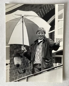 Vintage s/w 1987 15x24cm Pressefoto Tennisspieler Sport Boris Becker Regenschirm - Bild 1 von 3