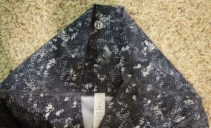 Lululemon Women Size 6 Leggings Pants Crop 24" Black White Floral Wunder Under - Picture 1 of 7