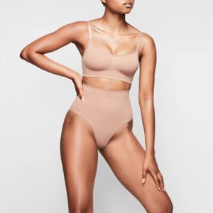 New Women's SKIMS Clay Seamless Sculpt Mid Waist Thong Panty Size S - Picture 1 of 4