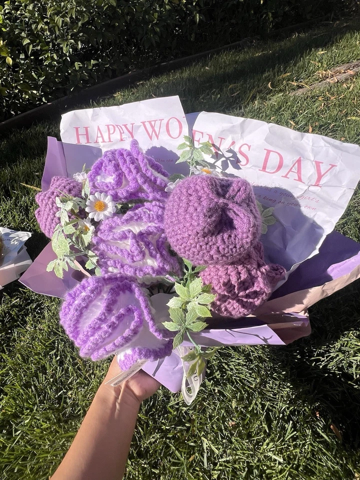 Juego de regalo púrpura ramo de flores de ganchillo hecho a mano con luz y bolsa Foto 1 de 4