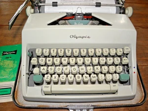 Vintage OLYMPIA SM9 DELUXE Manual Typewriter w/ Case - West Germany - Excellent! - Picture 1 of 10
