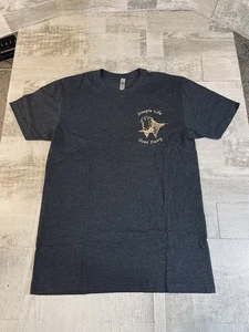 Camiseta gris mediana para hombre Simple Life Goat Yoga Dairy Farm Madison County Iowa - Imagen 1 de 8