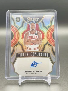 2023 Panini Select - Youth Explosion Silver Prizm #YE-SAN Adama Sanogo (RC,AU) - Foto 1 di 2