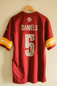 Camiseta deportiva para hombre Washington Commanders Jayden Daniels Nike Burgundy Game Python - Imagen 1 de 5