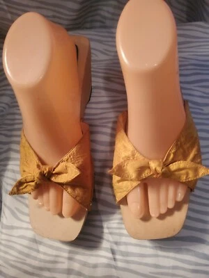 ZUECOS/ZAPATOS/SANDALIAS BISOU BISOU TACHUELAS DORADAS TALLA 7,5 MUJER/DAMA  Foto 1 de 4