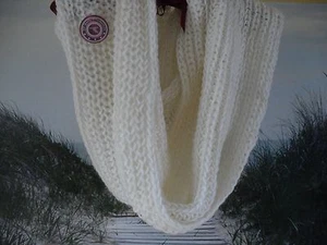 NEW Solid White/Ivory Chunky Knit Infinity Loop Acrylic Winter Scarf - Picture 1 of 2