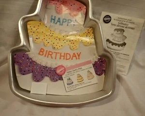 Wilton Feliz Cumpleaños Topsy Turvy Cake Pan 2105-4946 - Imagen 1 de 4