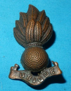 SUPERB ORIGINAL ROYAL ENGINEERS BRITISH MILITARY BADGE - 2 LUGS - UBIQUE GRENADE - Picture 1 of 2