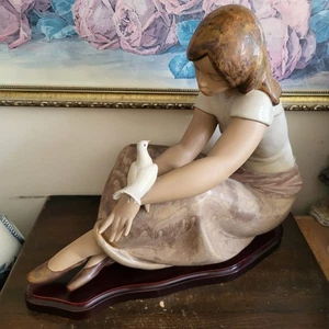 Lladro Spanien Steingut Porzellan Figur Mädchen mit Taube Bildhauer Juan Huerta - Bild 1 von 10