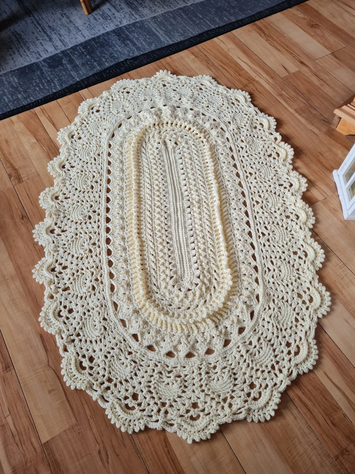 Teppich / gehäkelt,  Handarbeit 137 x 90 cm - Bild 1 von 4