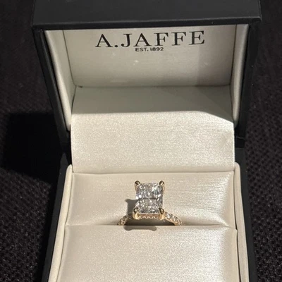 Anillo de compromiso con pavé de diamantes creado en laboratorio de corte radiante 3,28 E VS2  Foto 1 de 4