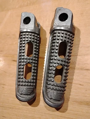 Buell XB XB9 XB12 Firebolt 后乘客左脚凳 Peg N0552.02A8 — 第 1/2 张图片