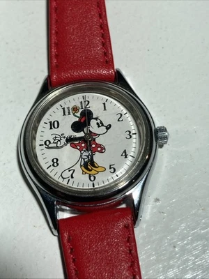 Часы женские Disney Time Works Minnie Mouse редкий красный кожаный ремешок работают - Изображение 1 из 4