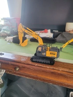 1/50 Scale KATO HD820 Hydraulic Excavator Diecast Model not Hitachi  - Image 1 of 4