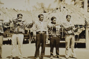 RPPC Seminole Indian Hunters at Musa Isle Postcard *Bow & Arrow* - Picture 1 of 3