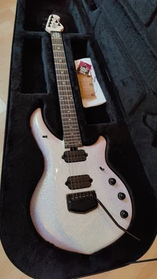 Music Man Majesty, Her Majesty's Request, John Petrucci - Bild 1 von 4