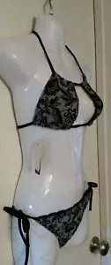 Bikini donna Rampage effetto pizzo nuoto 2 pezzi nero S nuovo con etichette $92,00 vendita al dettaglio - Foto 1 di 4