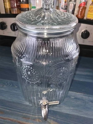 Dispensador de bebidas de vidrio Adeline Pioneer Woman 2,1 galones transparente en relieve floral Foto 1 de 4