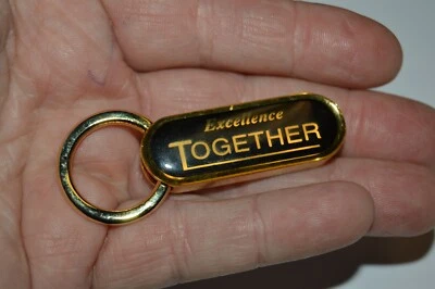 Bonito llavero sólido EXCELLENCE Together Business Award negro y dorado  Foto 1 de 4