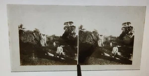 Plaque de verre:Couple de colons et hommes malgaches au bord de la rivière - Picture 1 of 3
