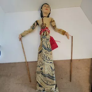 Bambola burattino indonesiana Wayang Golek bastone in legno asta intagliata artigianalmente vintage - Foto 1 di 9