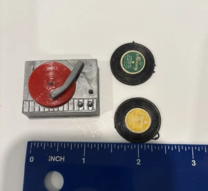 Vintage Puppenhaus Barbie Plattenspieler, Arm bewegt. Rote Schallplatte passend für 1 - Bild 1 von 4
