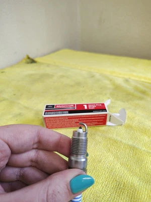 Bujía Motorcraft para Ford y Mercury 98-00 Foto 1 de 2