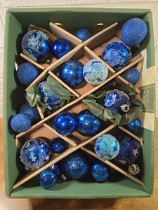 25 Stk. Konvolut blaue Weihnachtskugeln - Größenvielfalt, teilweise handverziert, gebraucht - Bild 1 von 4