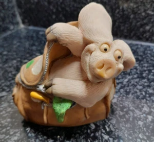 Piggin' Pig Figure Piggin' Holidays' Figurine Artist David Corbridge 1995 - Picture 1 of 5