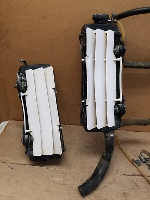 Yamaha YZ250 Radiator Cap Hose Line Pipe Clamp Bolt Panel Louver Grille Guard⭐ Foto 1 de 4