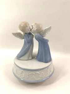 Vintage Kissing Angel Figurine Music Box Christmas Hark The Herald Angels Sing - Picture 1 of 5