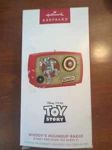 Hallmark 2024 Keepsake Disney Toy Story 2 Woodys Roundup Radio Ornament Neu - Bild 1 von 7