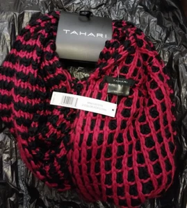 NUEVO CON ETIQUETAS $68 Tahari Suave 2 Colores Palomitas Infinito Bufanda Invierno Moda Rojo/Negro - Imagen 1 de 3