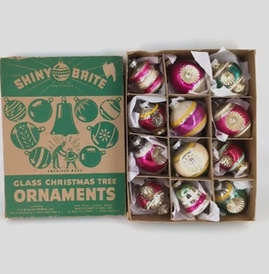 Vintage Box 12 glänzende Brite Reflektoren doppelter Einzug Streifen Glimmer Glas Ornamente rosa - Bild 1 von 13