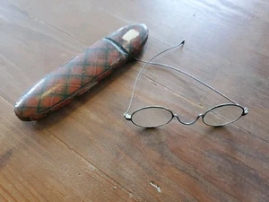EX RARO ESTUCHE PARA GAFAS MAUCHLINE TARTAN WARE + GAFAS DE ALAMBRE - Imagen 1 de 13