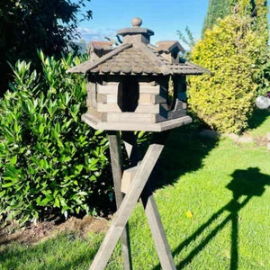 DARLUX Vogelhaus L Vogel Futter Haus Futterstelle + Ständer Sechseck Dunkelbraun - Bild 1 von 6