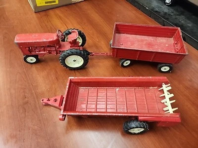 Tractor cosechadora Farmall International de hierro fundido de colección. Hecho en USA Foto 1 de 4