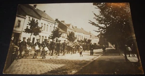 PRIMERA GUERRA MUNDIAL FOTO REAL POSTAL SOLDADOS BRITÁNICOS MARCHAN A TRAVÉS DE AMBERES TAMBORES BANDA DESFILE - Imagen 1 de 1