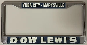 Marco de matrícula de concesionario de metal vintage Dow Lewis Yuba City Marysville CA - Imagen 1 de 3