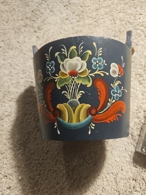 8 1/2×7 Wood Hand Painted Planter. Signed And Dated 2001 - Image 1 of 4