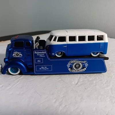 Maisto Elite Transport 1:25th Scale Diecast COE Flatbed W/Volkswagen Van Samba - Image 1 of 4