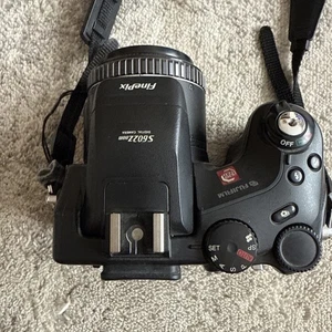 Fujifilm FinePix S602 Zoom Camera Black Tested and Working with lowepro bag - Picture 1 of 7