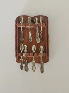 Puppenhaus Miniatur Holz Hängeaufsteller mit silberfarbenem Löffel Sammlung - Bild 1 von 3