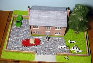Brick farm with Tree, "00" scale , diorama. Ready-Made - Picture 1 of 5