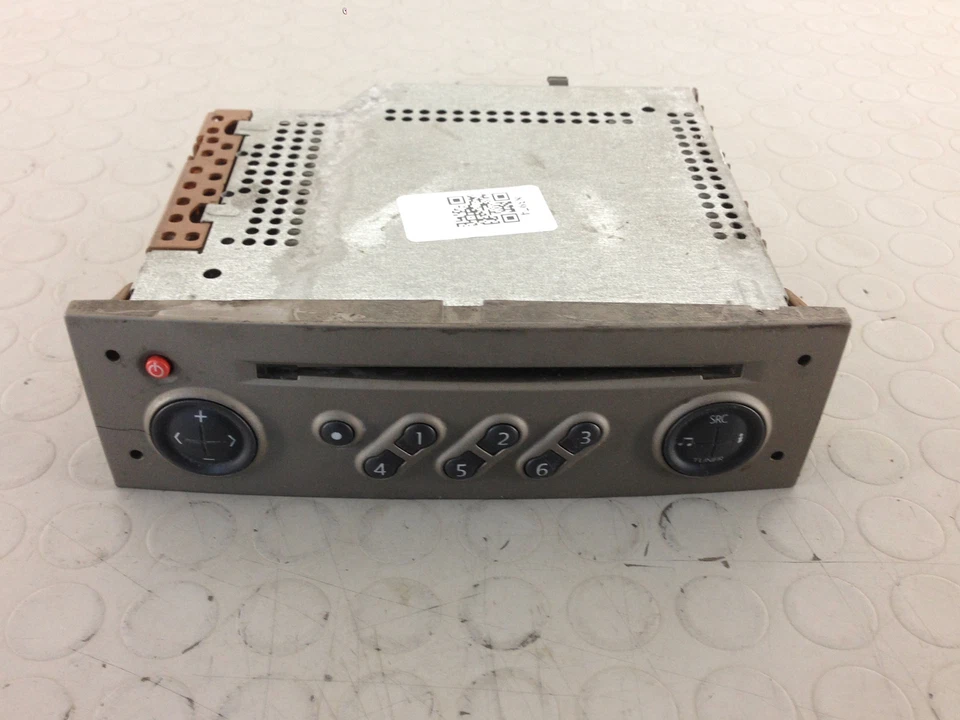 Renault Scenic (2004) 1.5 74kW 5P Car Radio with Small Crack 8200300860 - Image 1 of 4